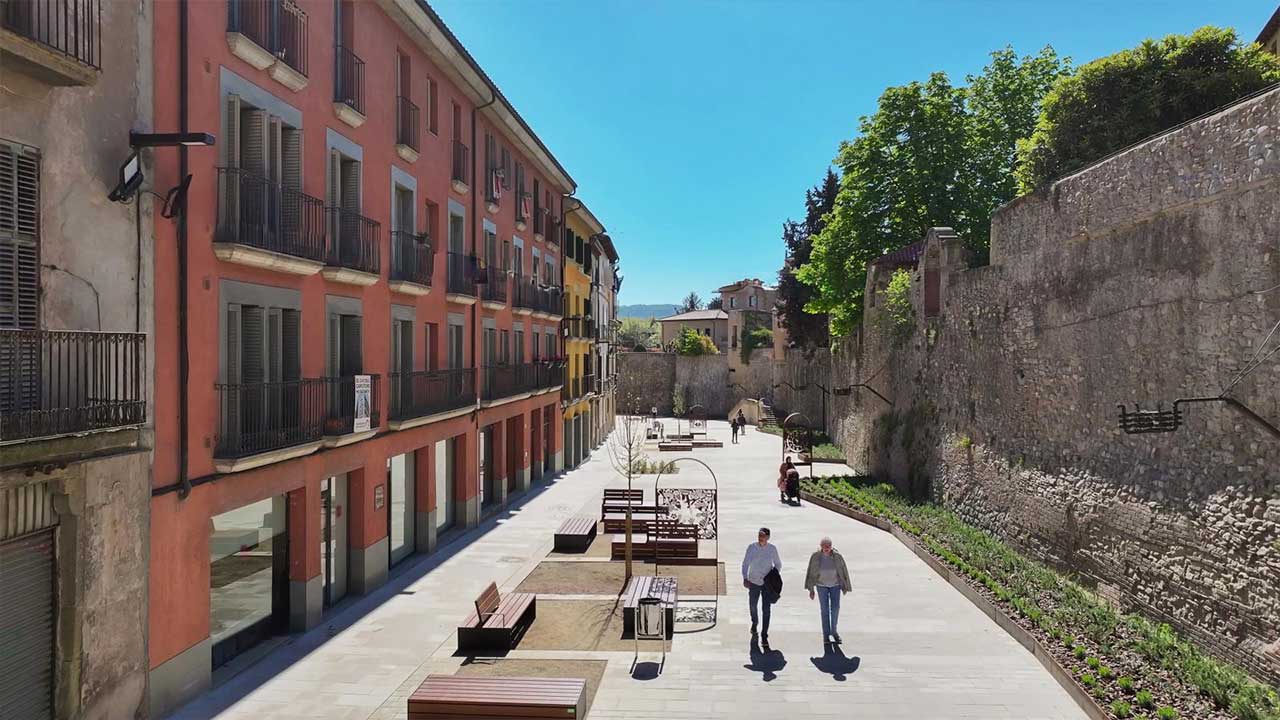 Benches ARQ in the historic center of Vic