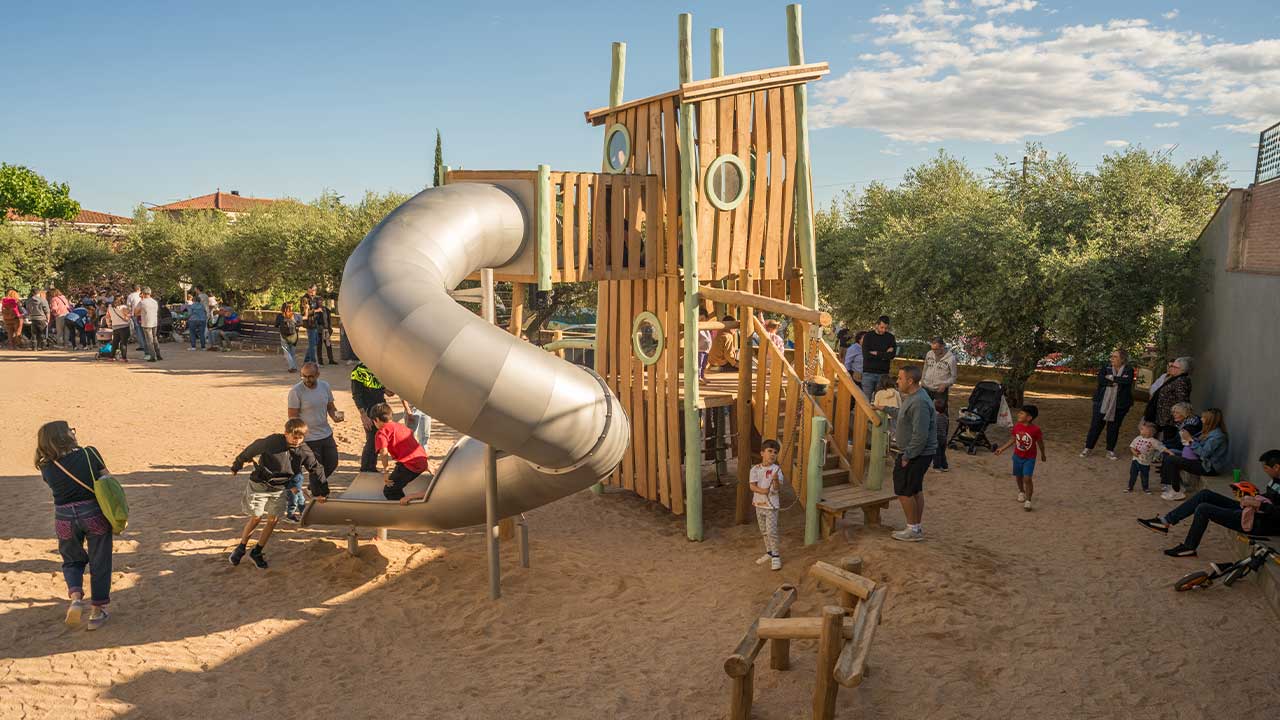 Parc infantil amb torre de gran format LIT a Els Hostalets de Pierola