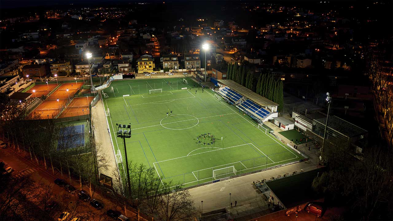 Projecteurs APOLO M sur le terrain de football de Banyoles