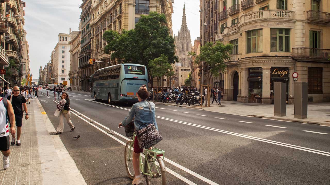 Piste cyclable sur la Gran Via et la Via Augusta à Barcelone