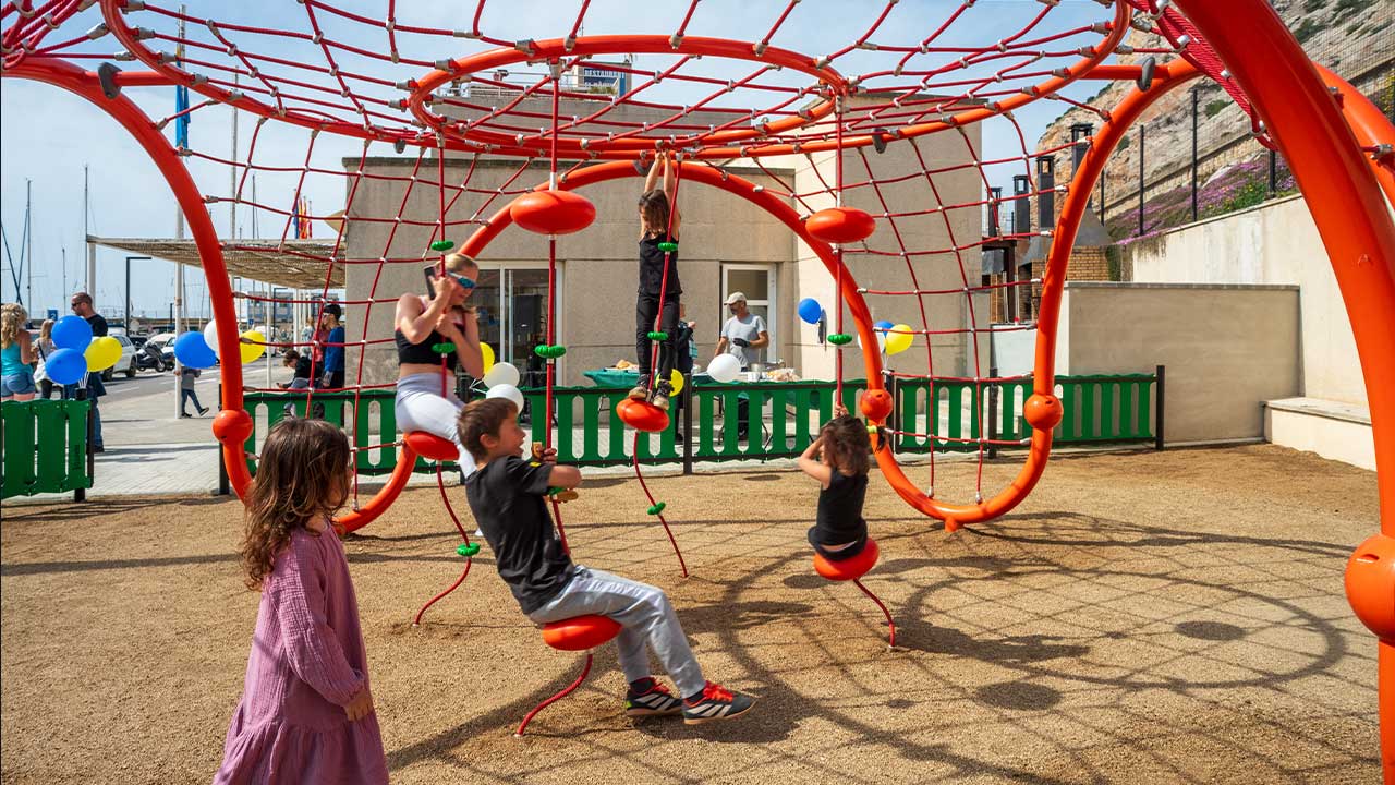Aire de jeux pour enfants dans le port d'El Garraf