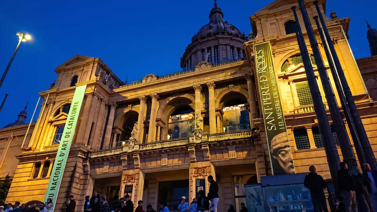 Projectors MILAN RGBW il·luminen el MNAC de Barcelona per al Tour de France