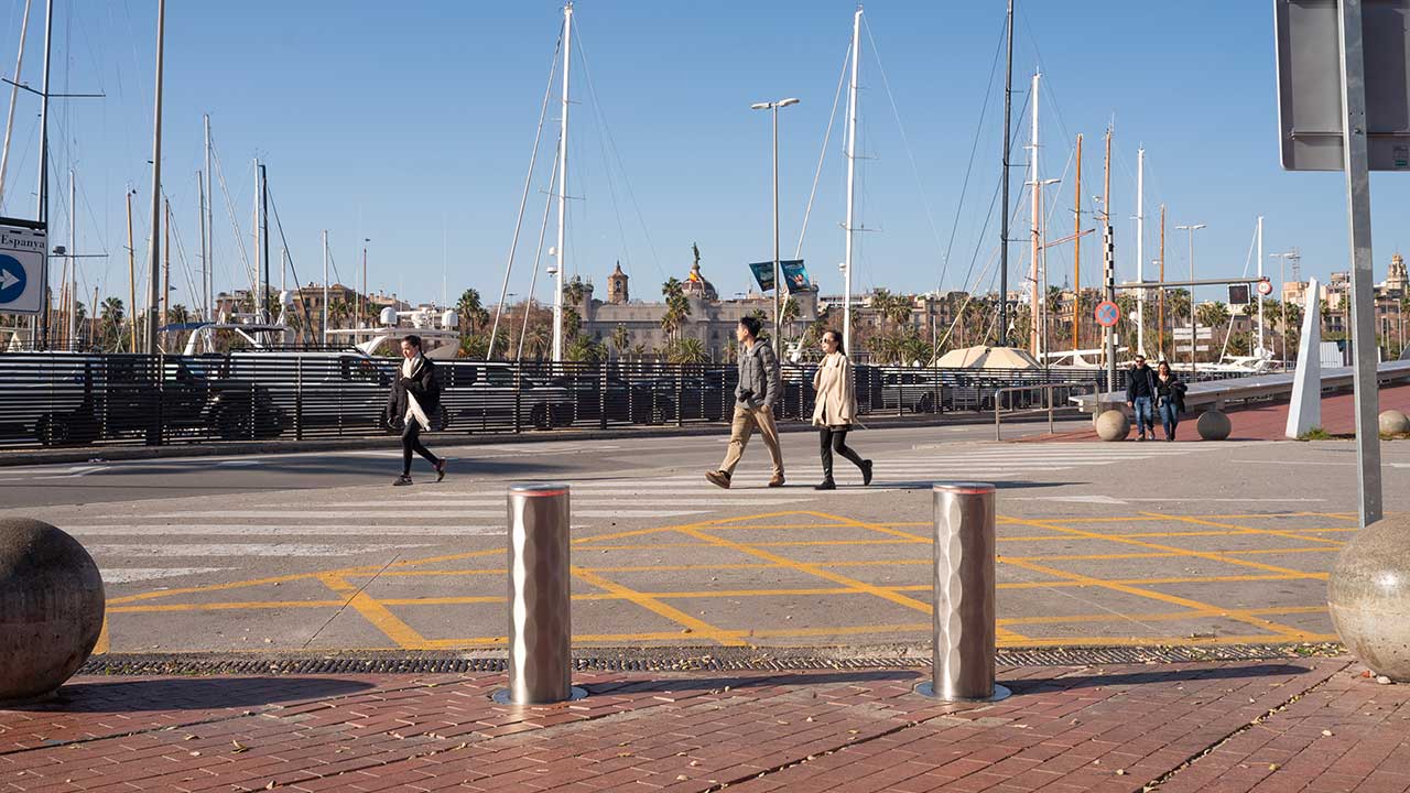 Automatische Poller auf der Rambla im Hafen von Barcelona