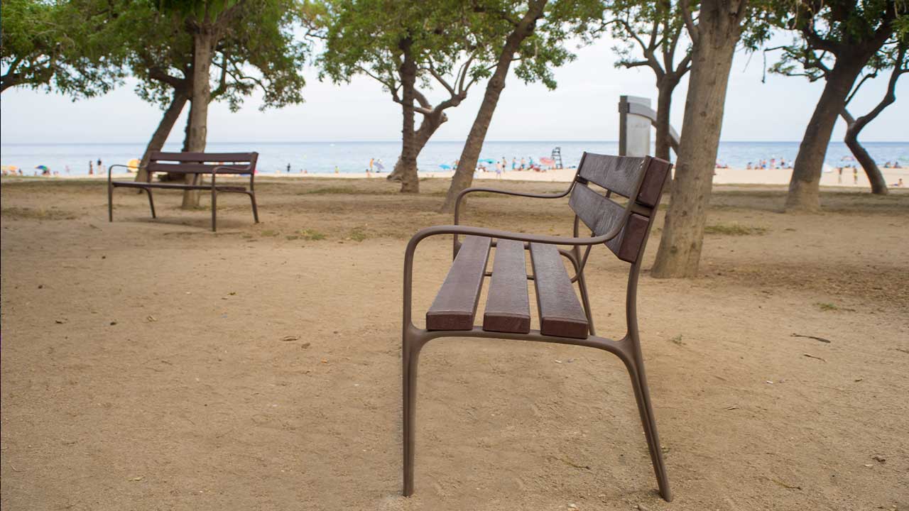 Citizen Eco Benches mit Blick auf den Strand von Mataró