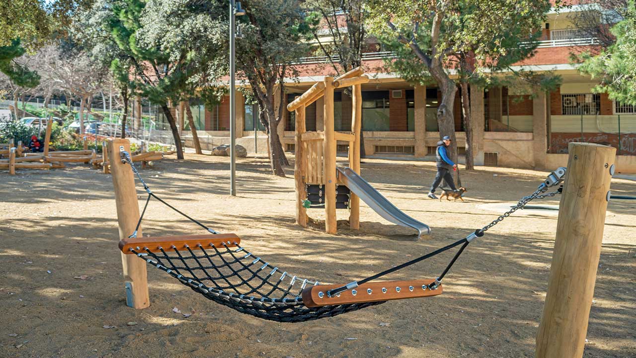 Parco giochi per bambini di Robinia nei Jardines de las Huertas de San Bertran, Barcellona