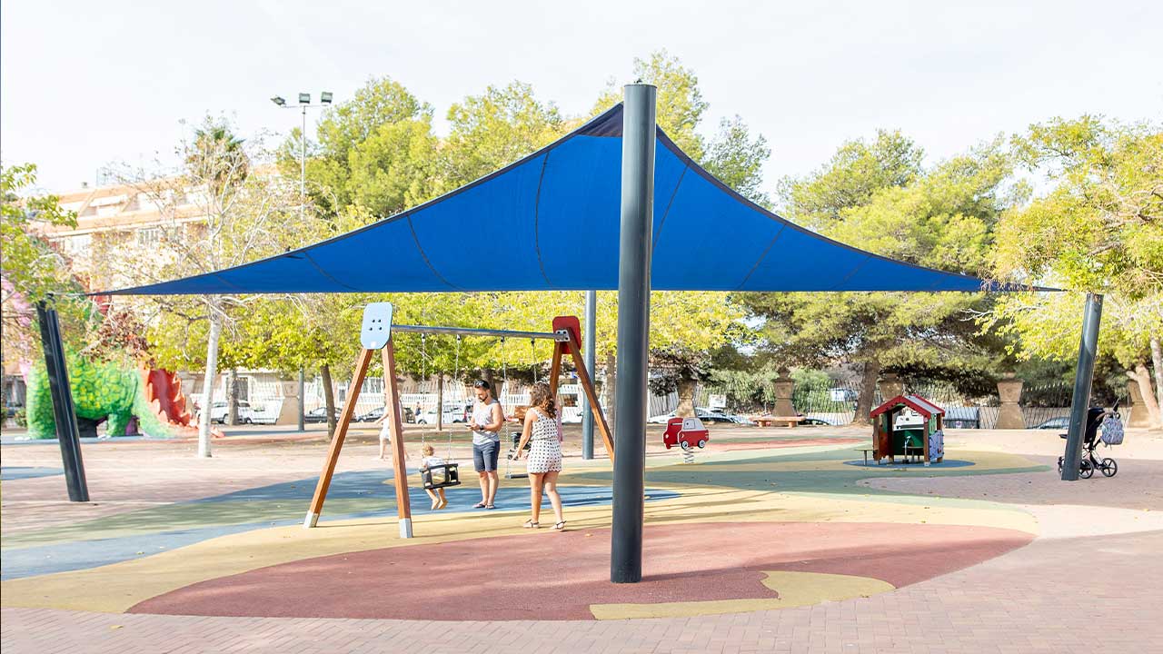 Aire de jeux pour enfants Ligne Educa avec des bougies à Torrevieja