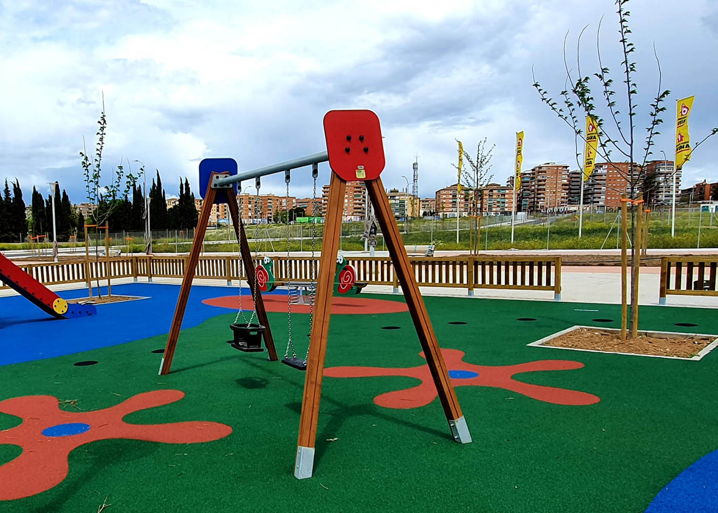 Diseño de vallas de madera tratada para parques infantiles — Santaulària  Equipamientos urbanos