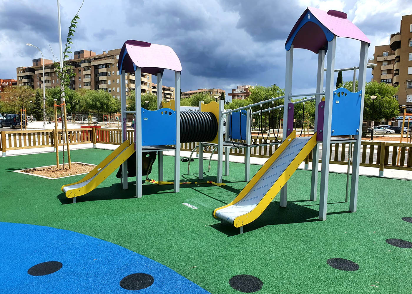 Diseño de vallas de madera tratada para parques infantiles — Santaulària  Equipamientos urbanos